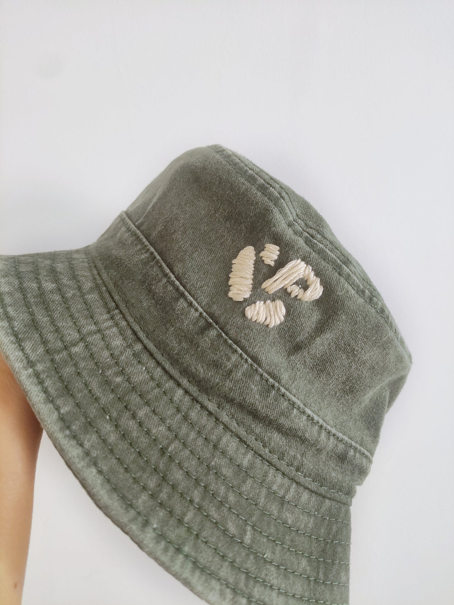 Bob vert kaki, broderie Pépins