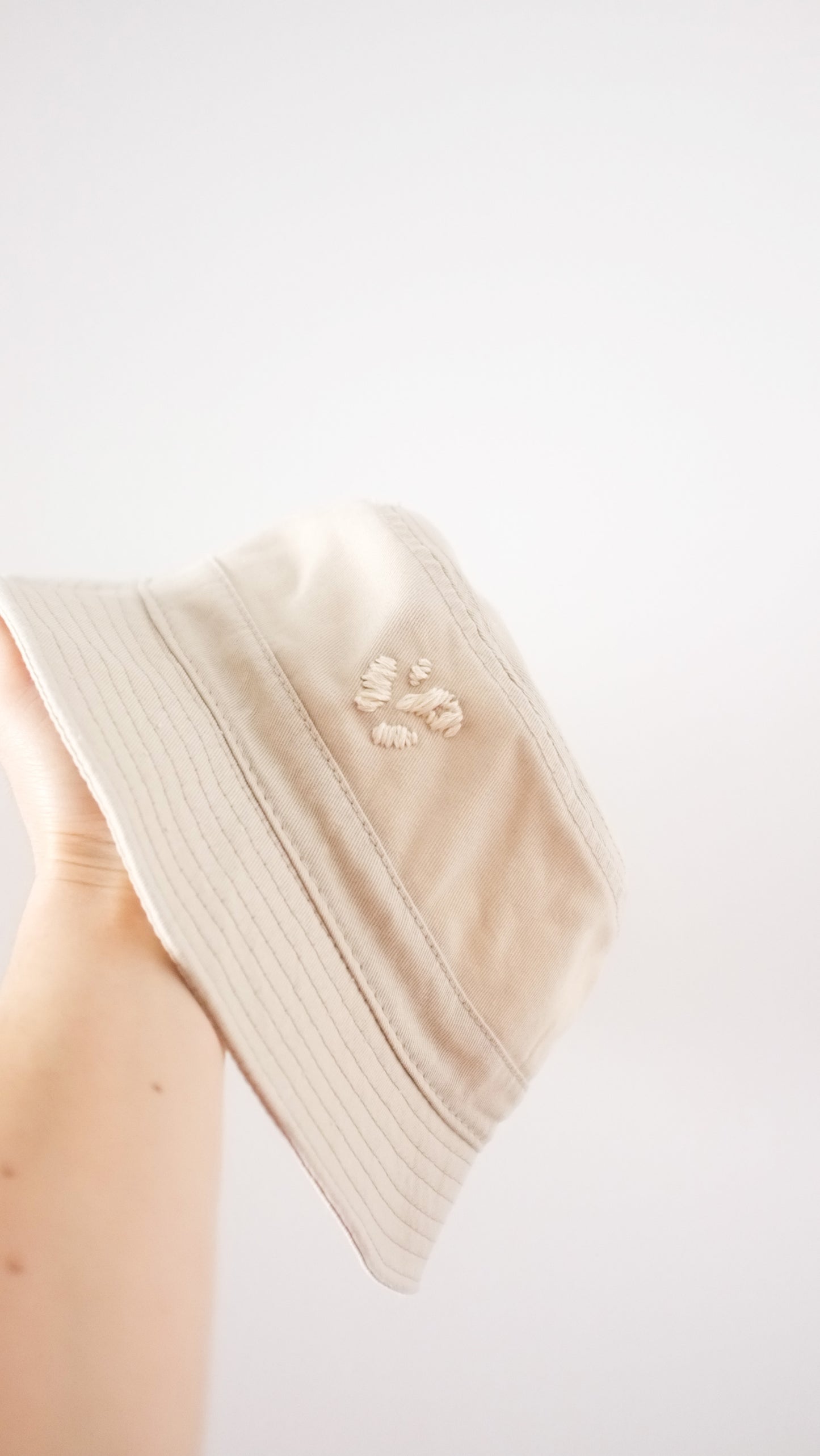 Bob beige, broderie Pépins