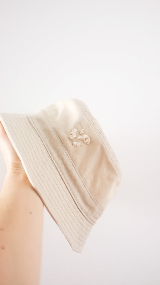 Bob beige, broderie Pépins