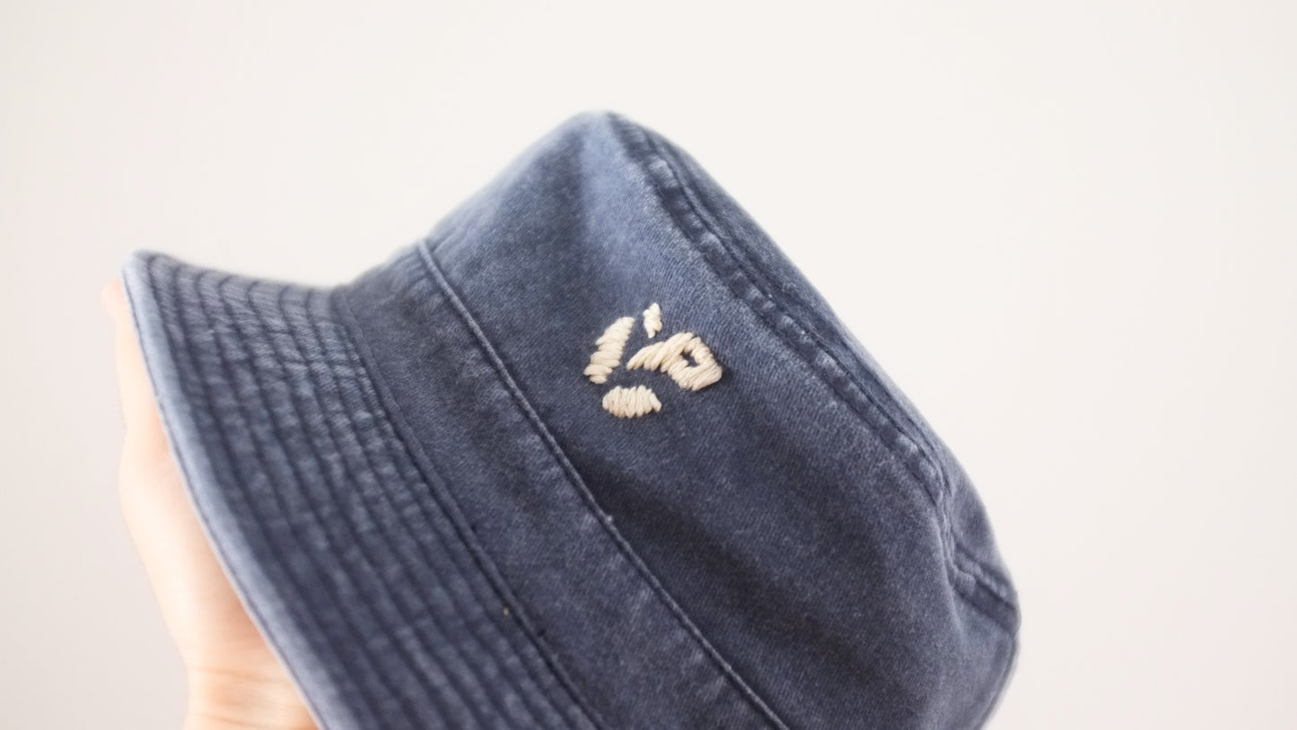 Bob bleu marine, broderie Pépins