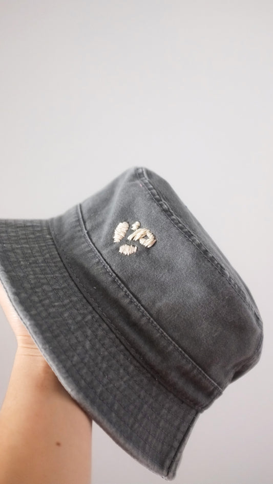 Bob vert-de-gris, broderie Pépins