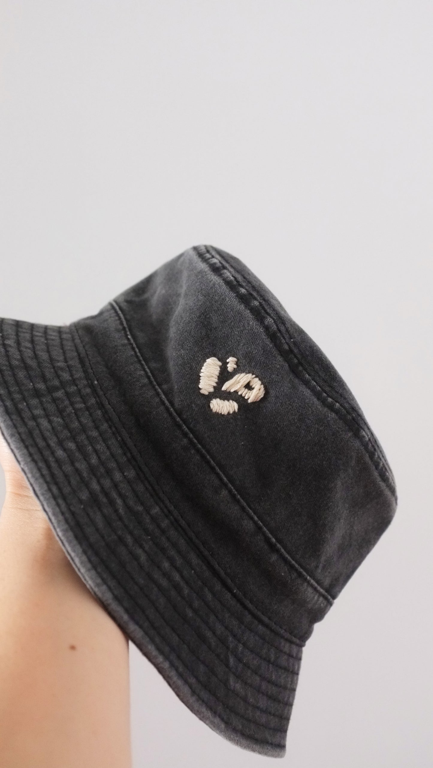 Bob noir, broderie Pépins
