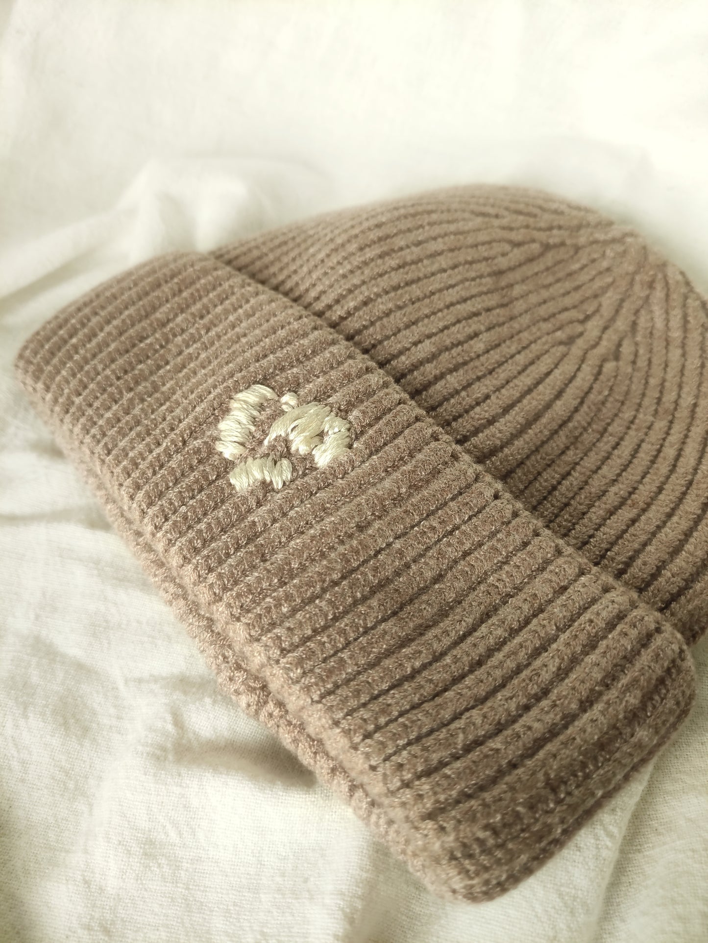 Bonnet beige, broderie Pépins