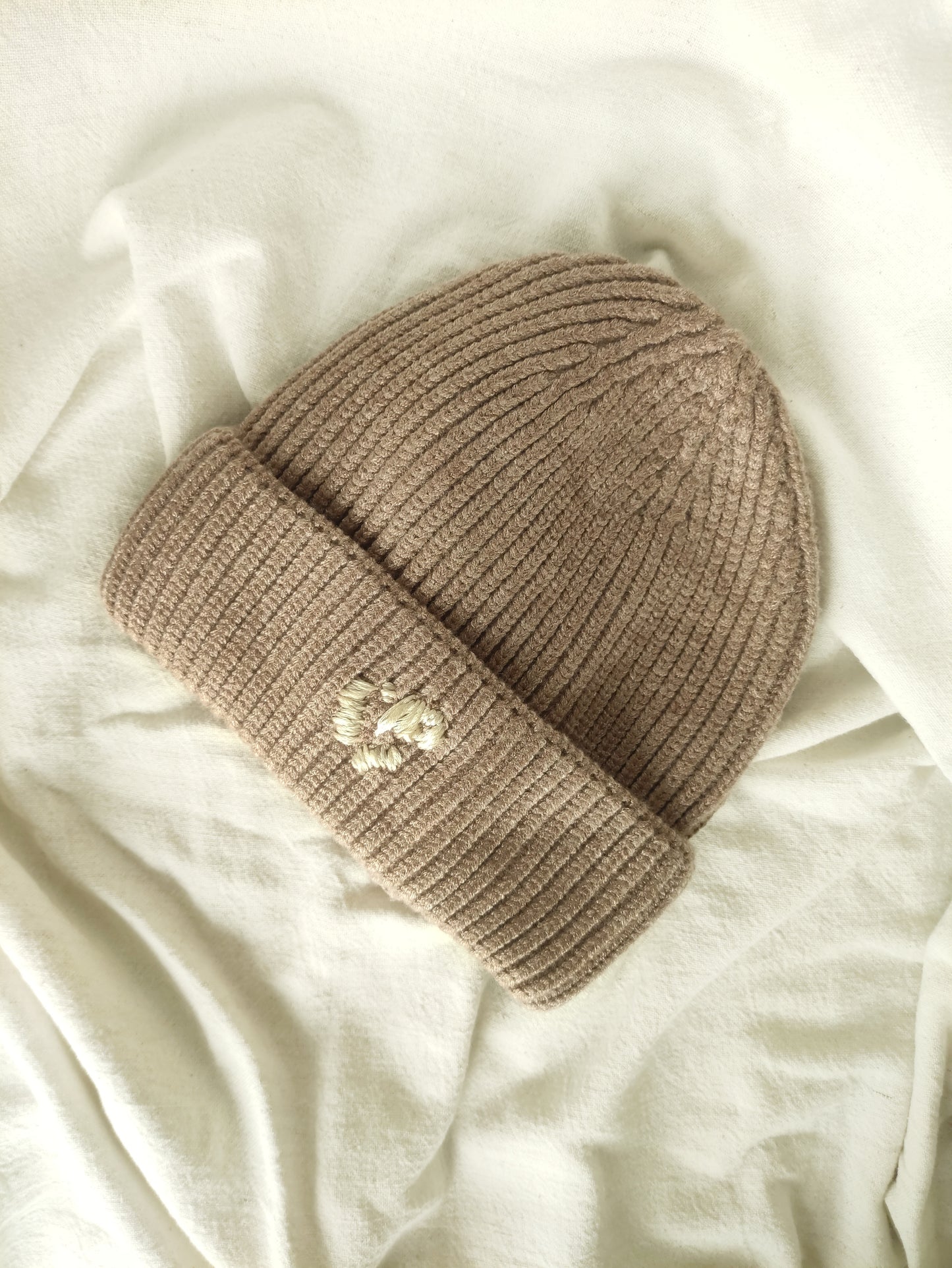 Bonnet beige, broderie Pépins