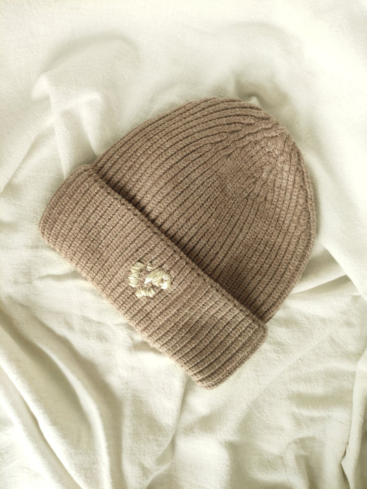 Bonnet beige, broderie Pépins