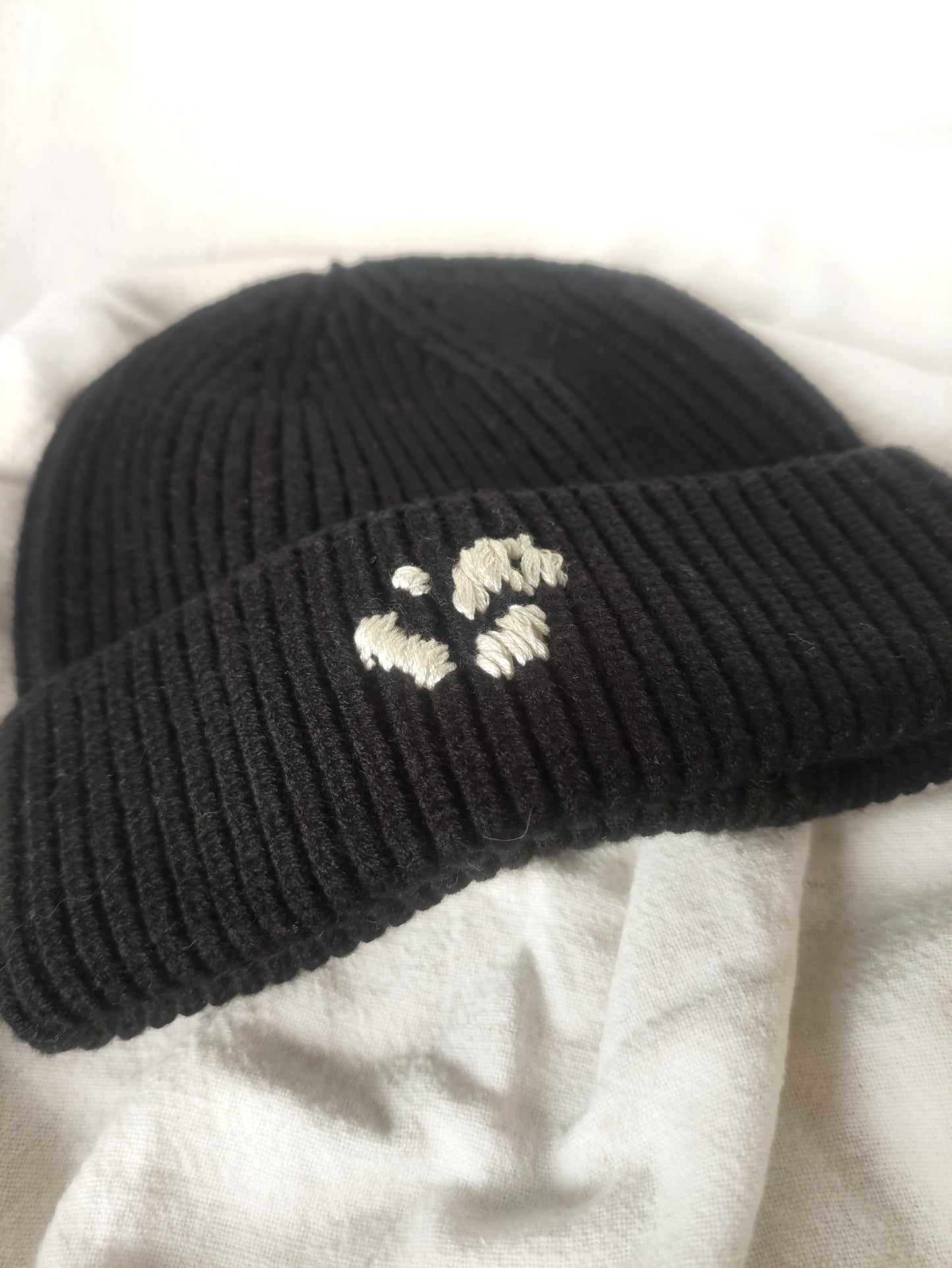 Bonnet noir, broderie Pépins