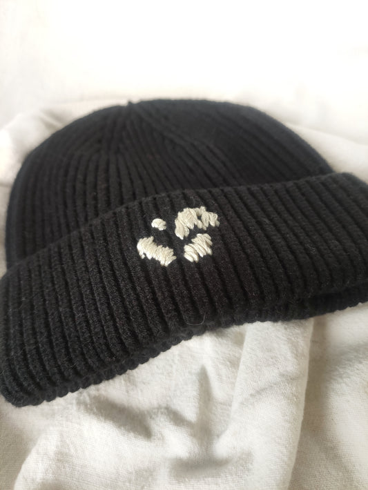 Bonnet noir, broderie Pépins
