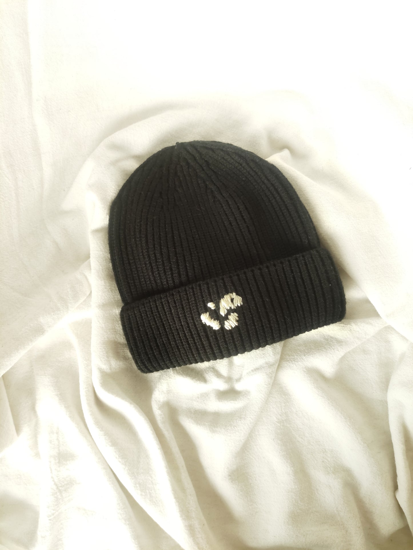 Bonnet noir, broderie Pépins