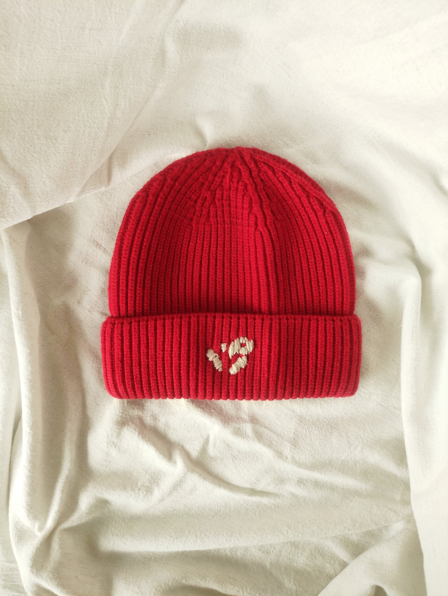 Bonnet rouge, broderie Pépins