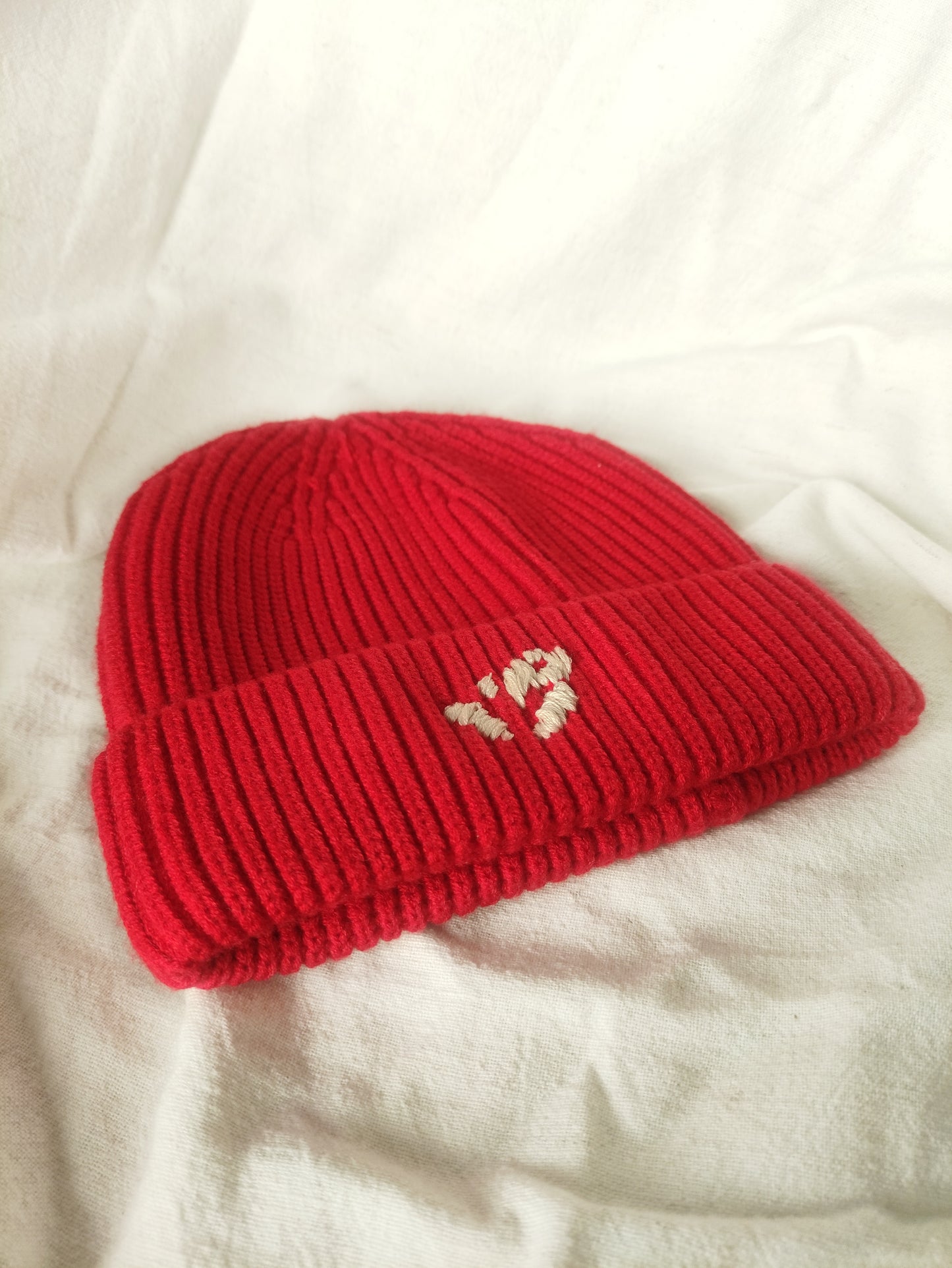 Bonnet rouge, broderie Pépins