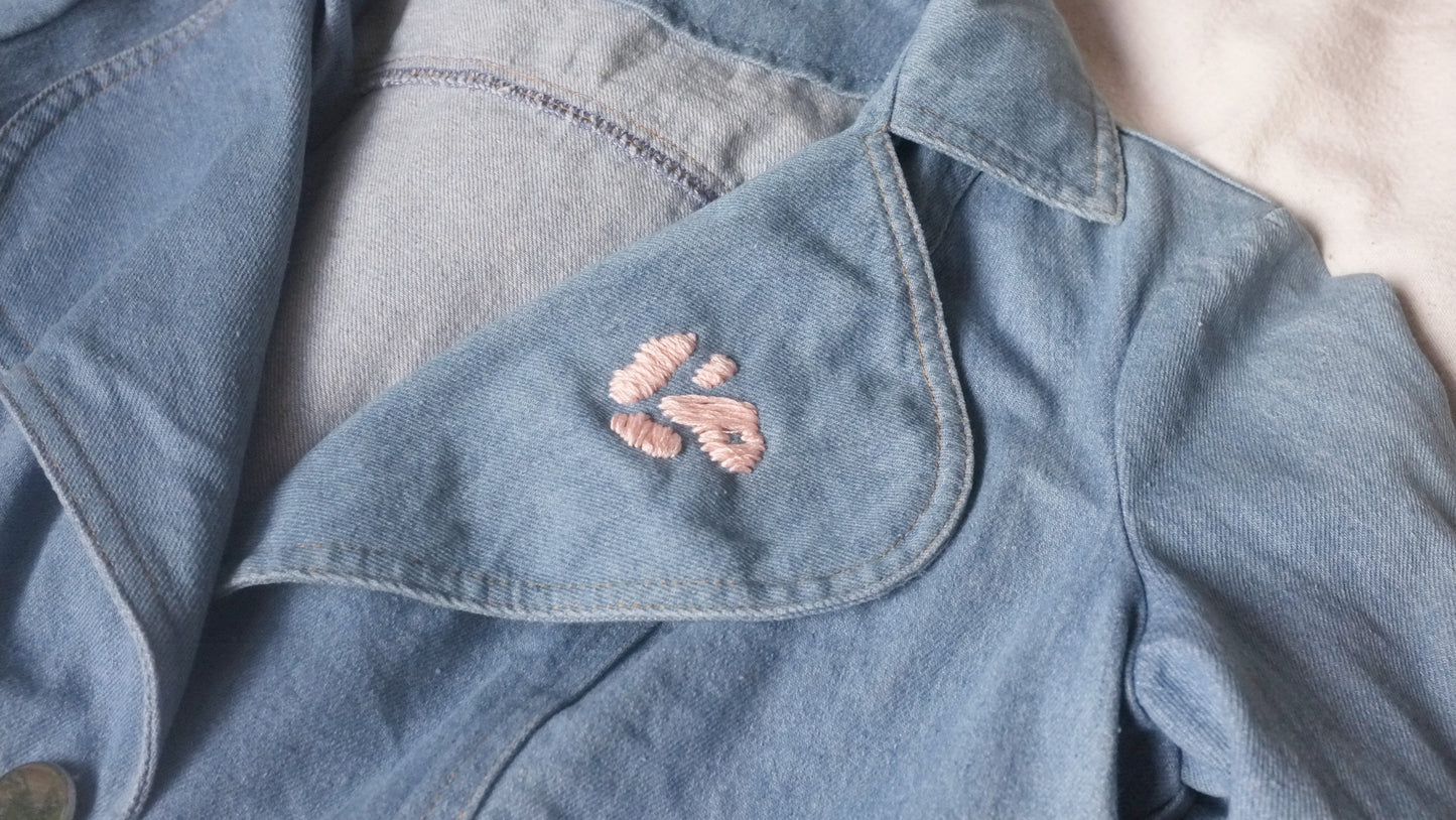 Veste courte en jean, broderie Pépins