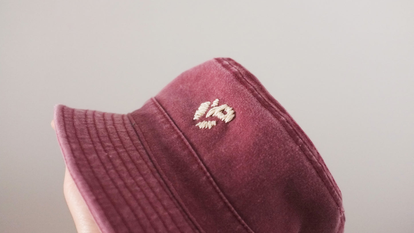 Bob rouge bordeaux, broderie Pépins