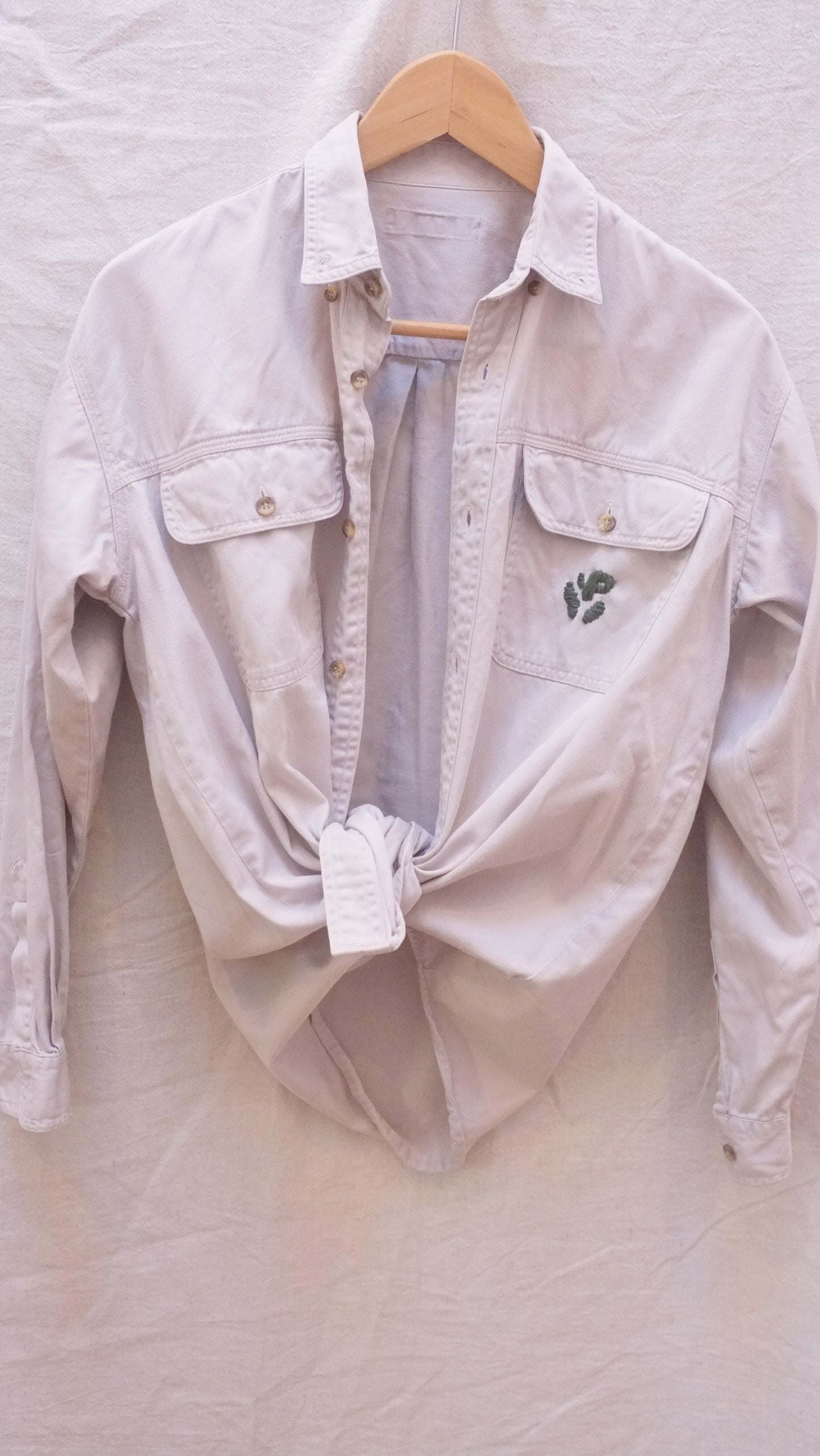 Chemise beige, broderie Pépins
