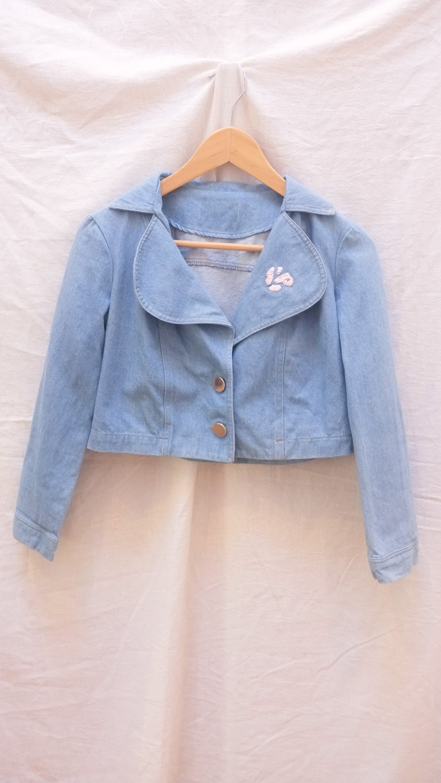 Veste courte en jean, broderie Pépins