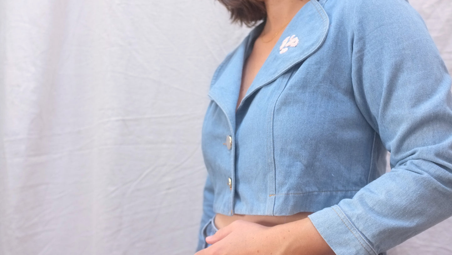 Veste courte en jean, broderie Pépins
