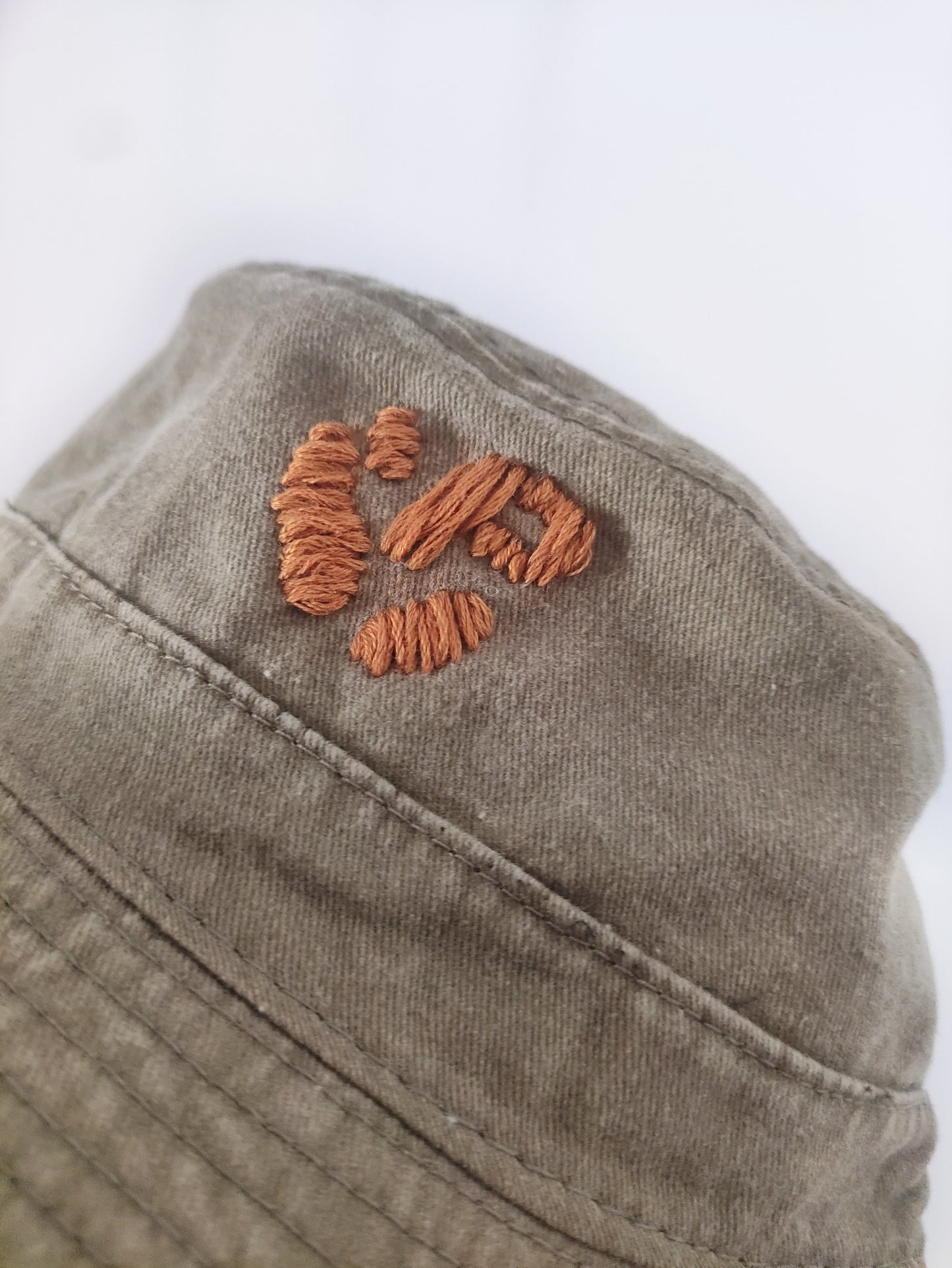 Bob vert olive, broderie Pépins