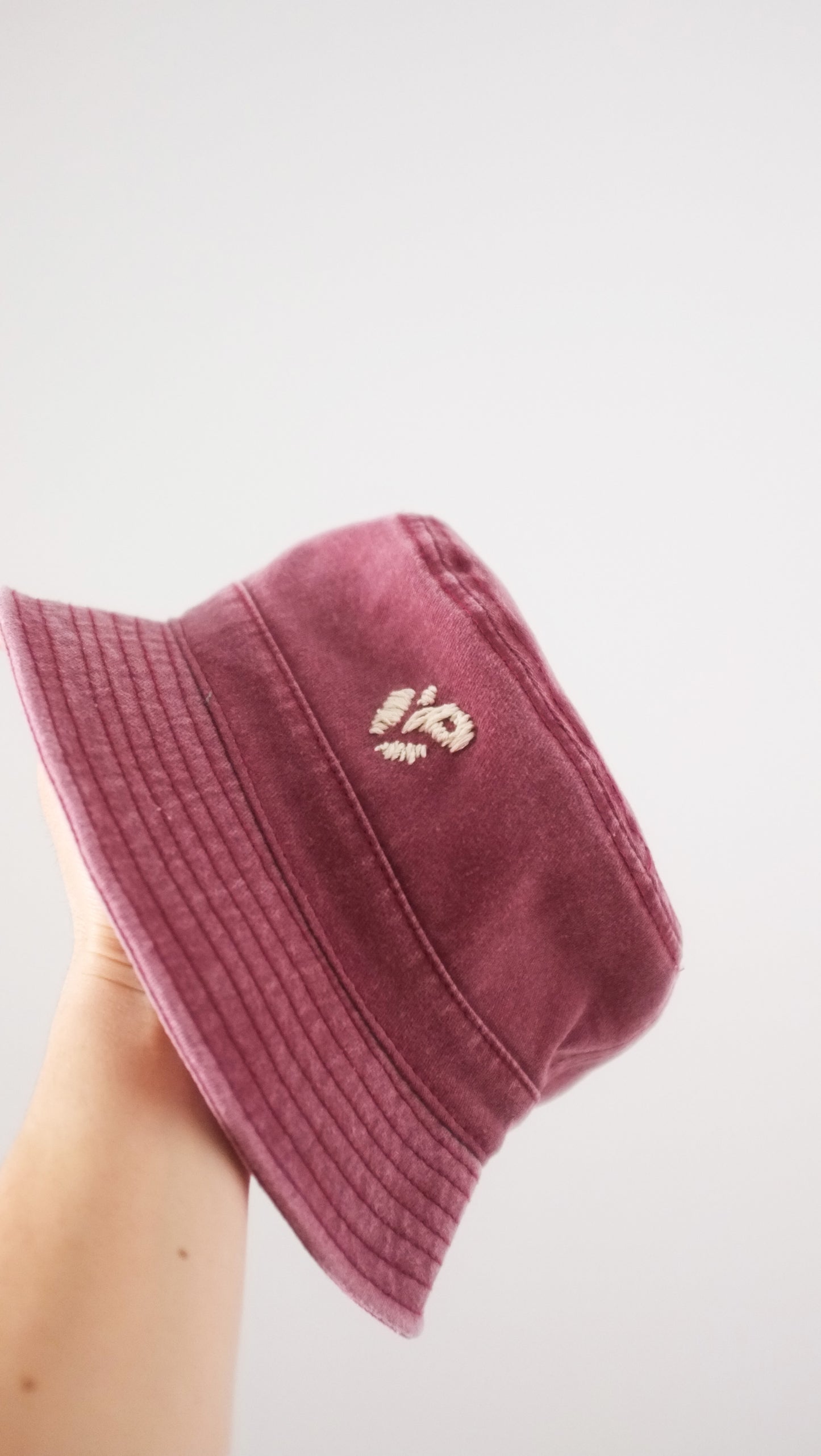 Bob rouge bordeaux, broderie Pépins