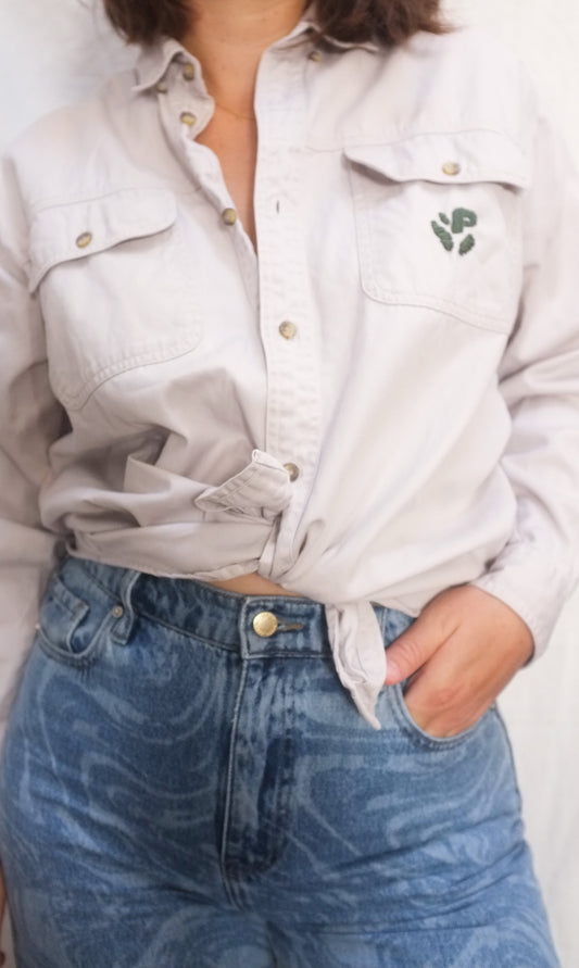 Chemise beige, broderie Pépins