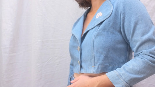 Veste courte en jean, broderie Pépins